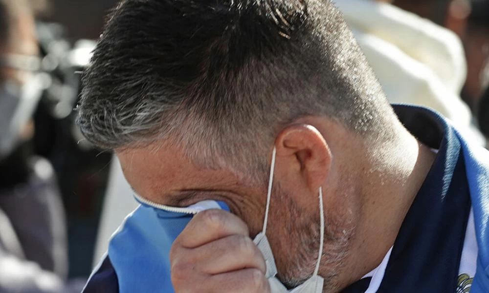 Ντιέγκο Μαραντόνα: Οπαδός διένυσε 1,7 χλμ. στα γόνατα για να προσκυνήσει τη σορό